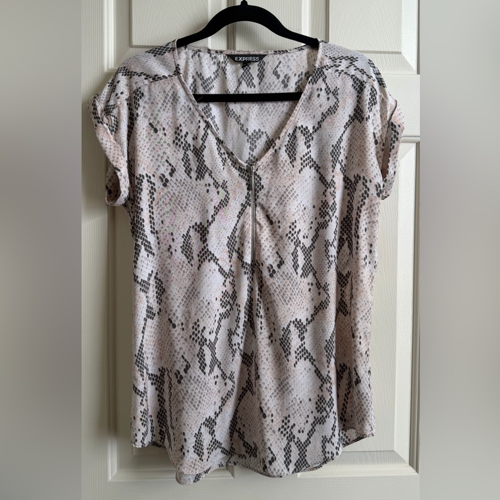 Express Pale Taupe Snake-Print V-Neck Short Sleeve Top